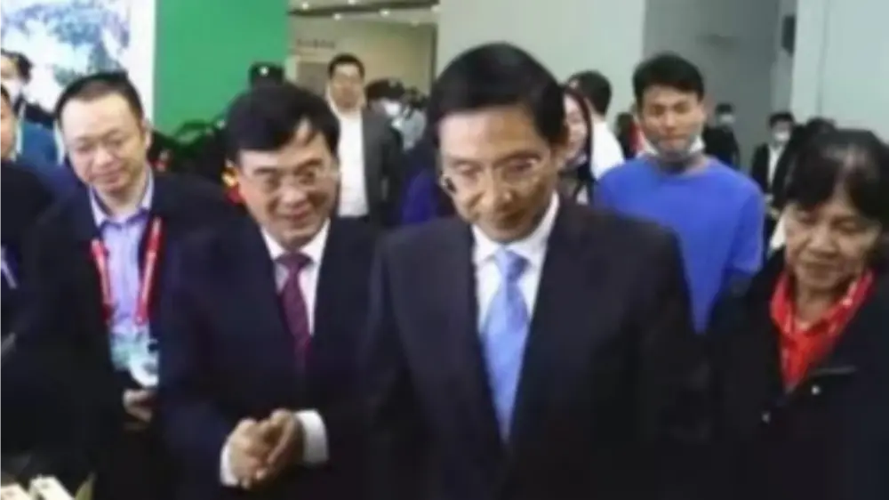 Vice-Governador do Governo Popular da Província de Jiangxi visita nosso estande na Expo Florestal Provincial